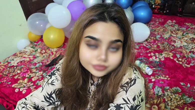 Faryal: Fată frumoasă pakistaneză virală distrându-se cu iubitul