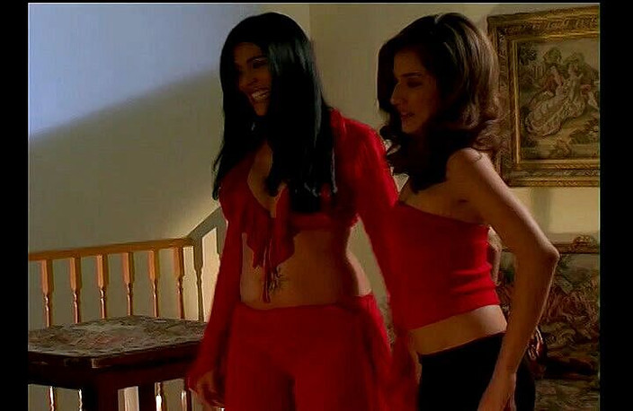 Outdoor pervs: Menginap berubah menjadi threesome lesbian erotis