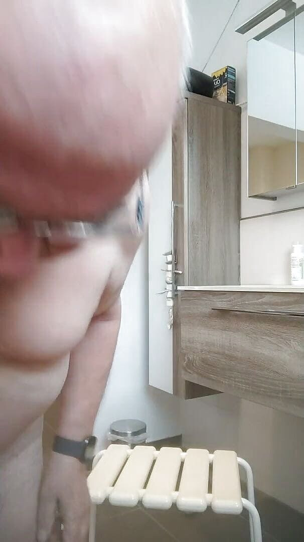 Karlchengeil: Sobotní ranní sprcha zábava