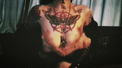 Gothcouple: Hraní s mými potetovanými prsy