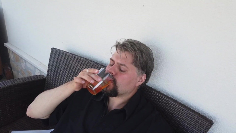 Lovekino: Bruneta gravidă tatuată se pișă în Glas și tipul o înghite