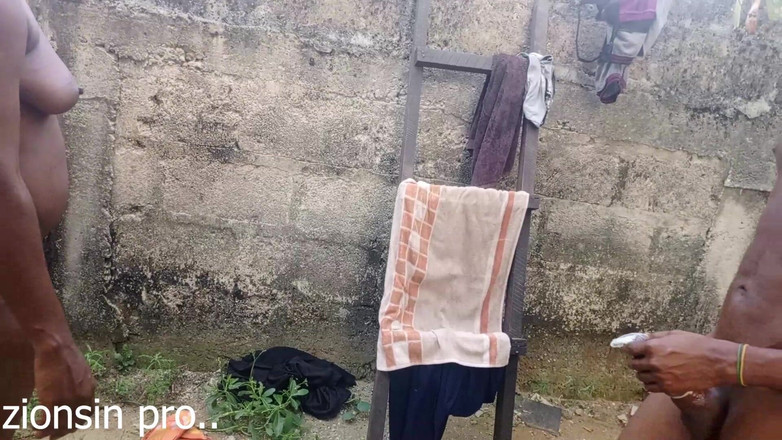 Zion: Застукали трахающей сводную сестру с большой задницей на заднем дворе, потому что пн войдет от главной двери