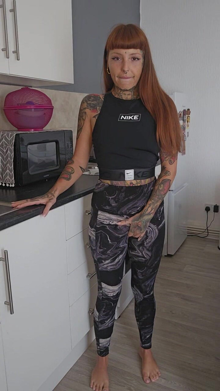 Yourfavecumslut: 在我的健身房紧身裤里撒尿绝望