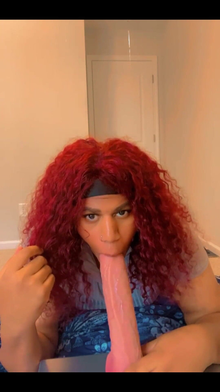 Hicktown_hoochi: Büyük beyaz oyuncağı emiyor