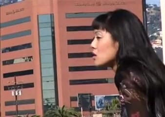 Outdoor pervs: Flaca asiática toma polla gorda en el culo