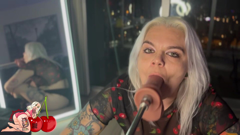 CherryBombBomb: Prima dată când se fute în gât pe mașina de futut