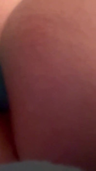 Geil meisje neukt kont en poesje met vibrator