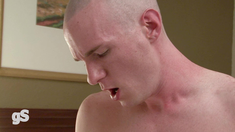 Gay Guys: Plešatý chlapec rozbíjí zadek blonďaté chlápka s výstřikem do zadku