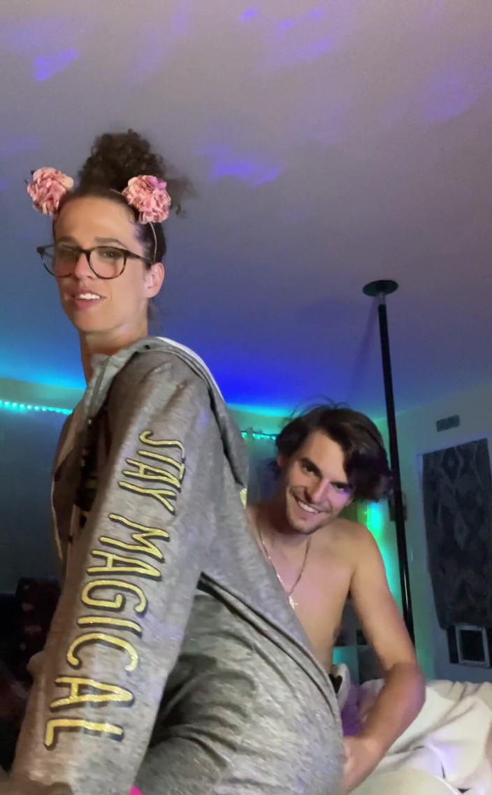 VibeWithMommy: 有时我们只是有一个可爱的沙发放松性爱..是的，这对我们来说很冷。医 管 局！