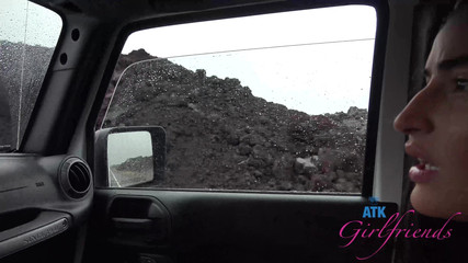 ATK Girlfriends: Emily robi show w samochodzie, bawiąc się swoimi piersiami