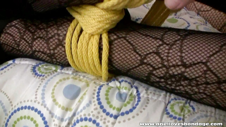 Spungy Gunk Films: Svázaná a s roubíky. Miluje to!