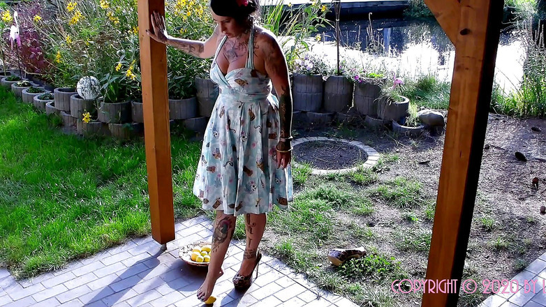 Domina Lady Vampira - SM Studio Femdom Empire: Crushed Summer - espirrando frutas cítricas sob seus pés nus