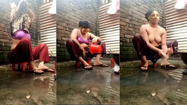 ModernBeauty: オープンバスルームのシャワーシーン。Desi若い姉妹バス弄