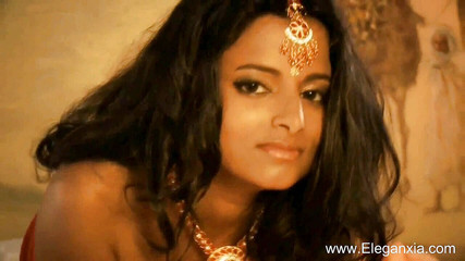 Eleganxia: Bonita indiana gata dançando ao ar livre