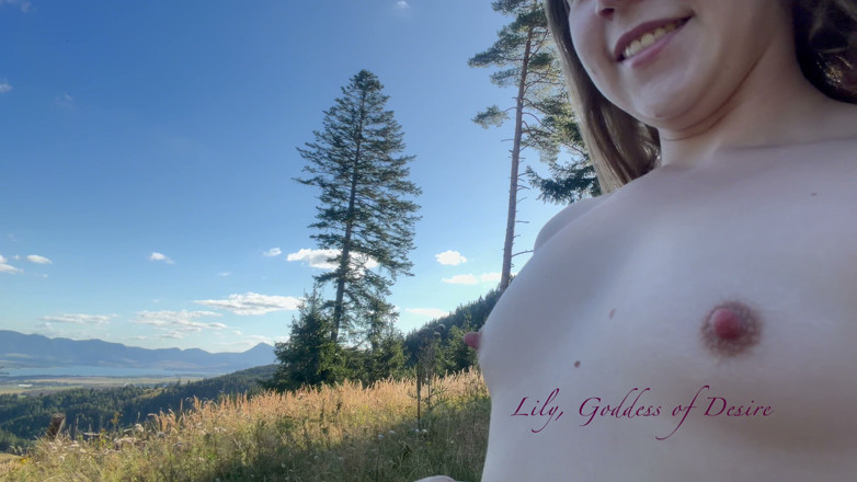Lily, Goddess of Desire: En promenad i bergen utan blus och behå