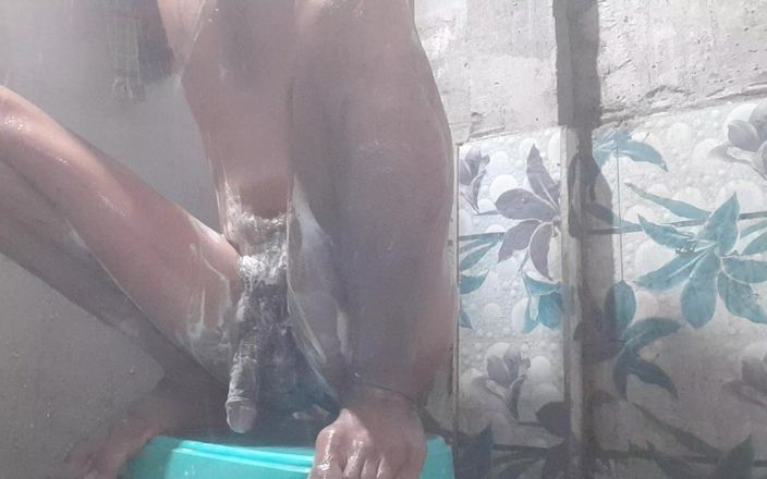 Che: Cowok india lagi asik mandiin kontol cowok kulit hitam biiry