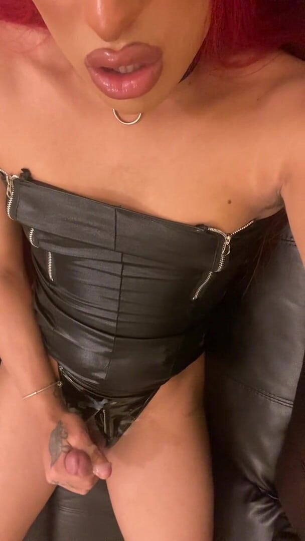 Lottie: Trans/shemale wanking and cumming with dirty talk