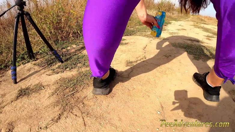 Pee Adventures: Pissing Trough Her Leggings in a Hot Day
