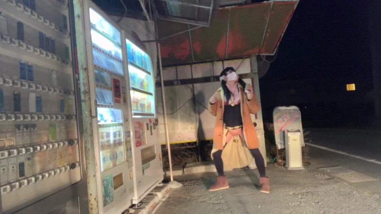 megu2002: Selbstständige No39-Exposition in nächtlichen Telefonzellen und Verkaufsautomaten