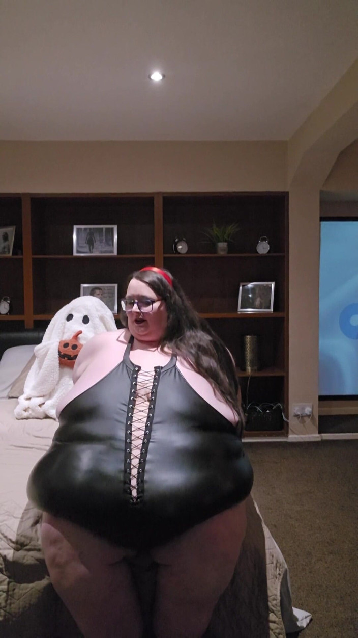 SSBBWLadyBrads: Cewek semok kulit hitam dengan kostum kulit hitam super semok