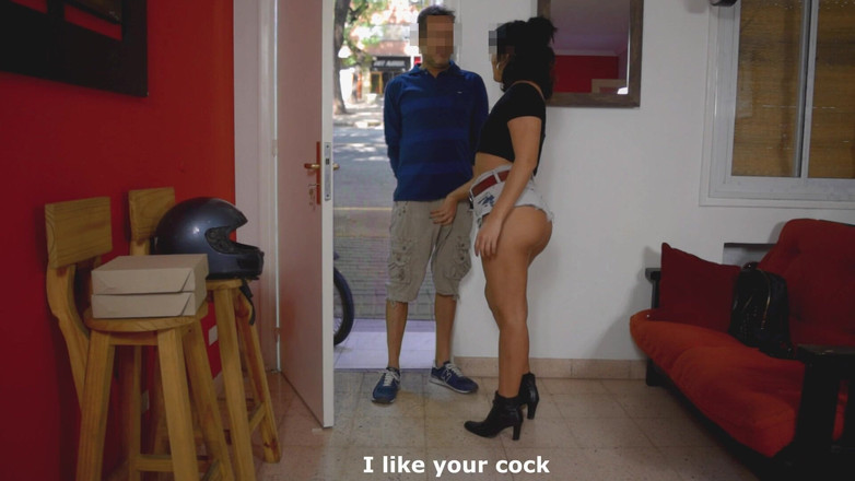 LadyRoma: डिलीवरी मैन को लंड चुसाई