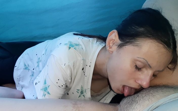 Lesbian-illusion: Ci siamo seduti in una tenda sotto la pioggia per...
