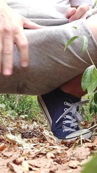 Un promeneur excité dans la forêt branle sa bite bien dure