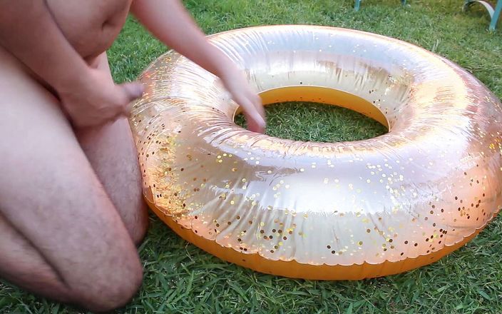 Inflatable Lovers: Bơi lội lấp lánh