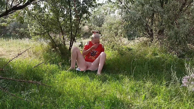 Meri-Mouse: Пошел за ягодками и решил помастурбировать в лесу