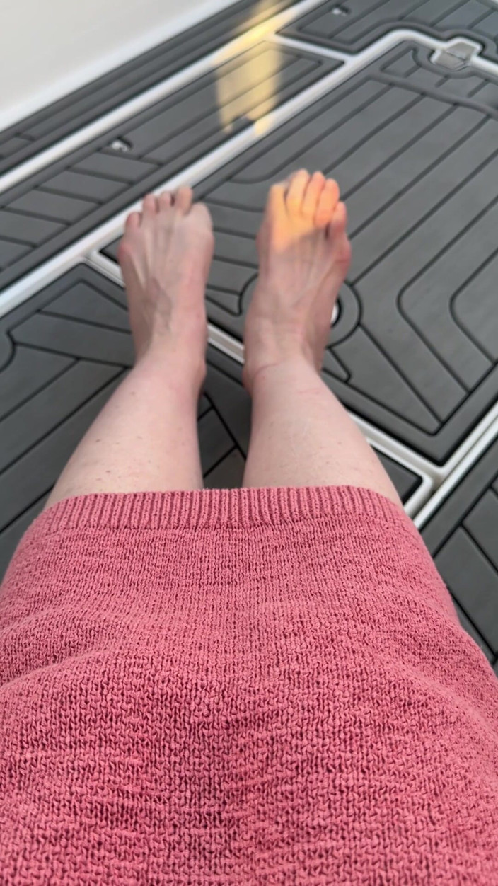 LizaVirgin: I'm Playing with My Legs