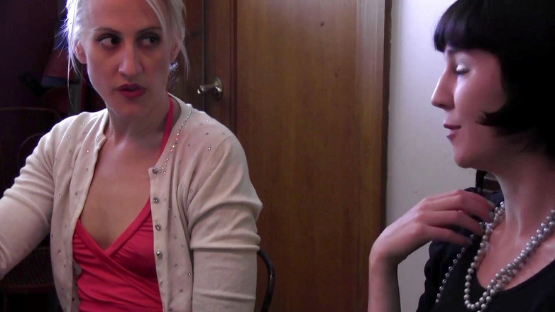 Lezdom Power: 그녀의 작은 갈색 머리 장난감을 채찍질하고 핑거링