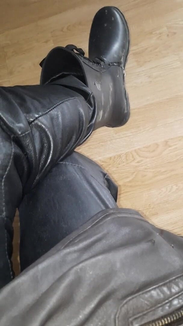 SinDee: Dirty rubberboots with leatherpants