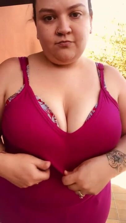 Big titty brunette: Velké kozy striptýz škádlí