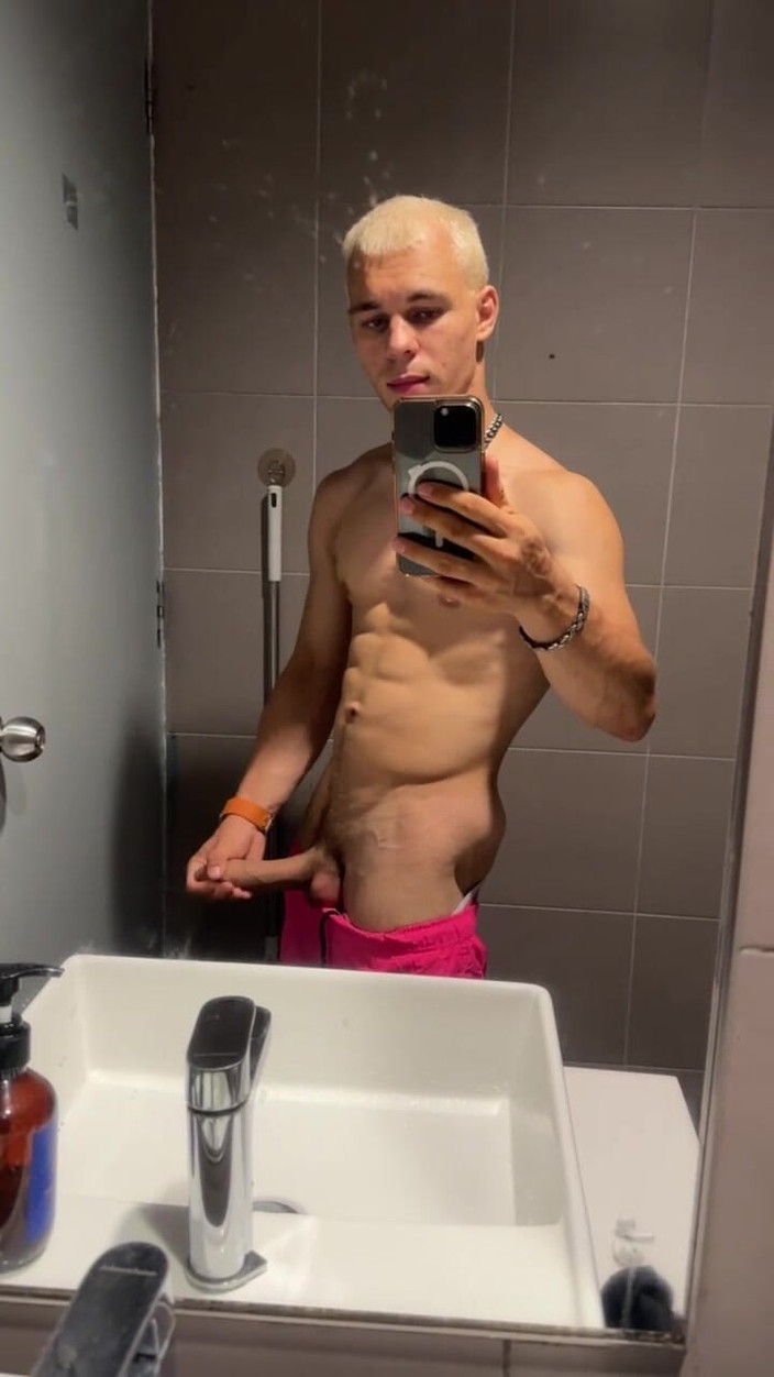 Max_Russell: Bella bionda si sditalina il cazzo nel bagno del treno