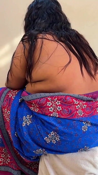 Tatie tamoule sans blouse à gros cul, en lavant la culotte de blouse puis elle m’a sucé la bite et m’a baisée