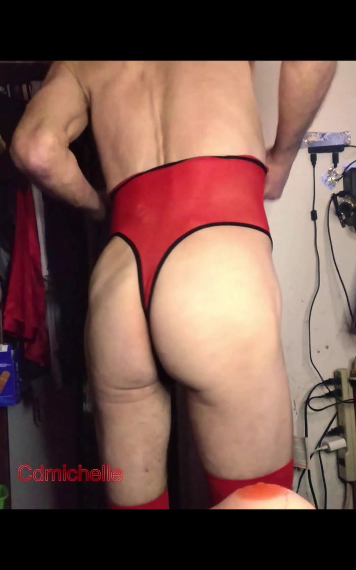 Crossdressers Cd Michelle wearing sexy lingerie: Travestito Indossa Mutandine Rosse Giarrettiera E Tuta Rossa