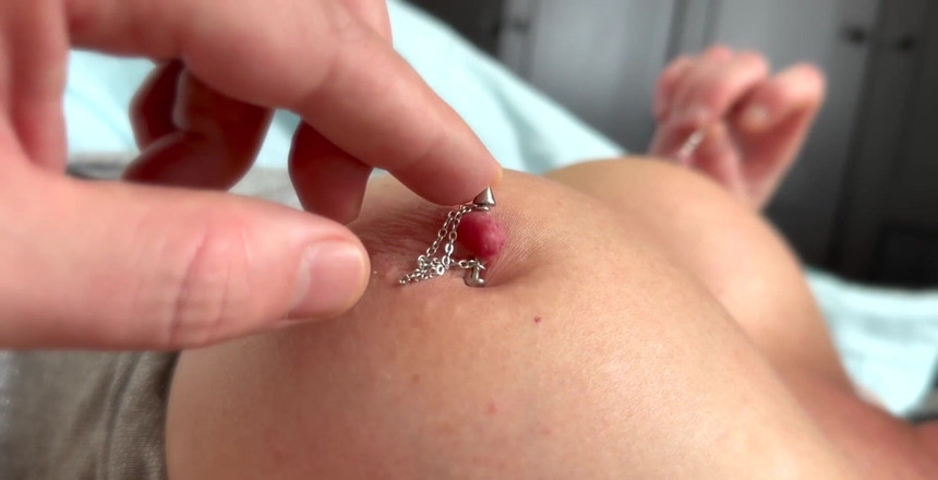 Aqua Pola: Han leker med mina genomborrade bröstvårtor