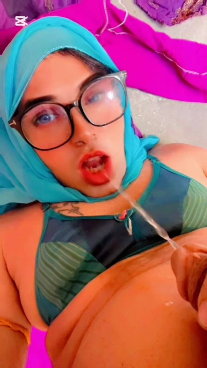 Apple00001: Krásná hidžábská transgender čůrá do úst