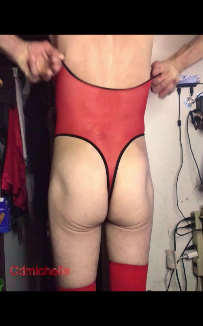 Crossdressers Cd Michelle wearing sexy lingerie: 赤いガーターパンティとワンピースの赤いボディスーツを着用するcdmichelle