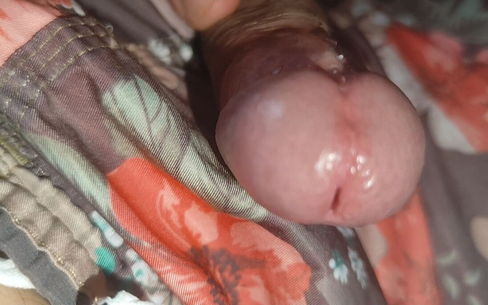 Straight Daddy Club: Il Cazzo Diventa Duro Quando Esce Dal Buco Nei Pantaloncini.