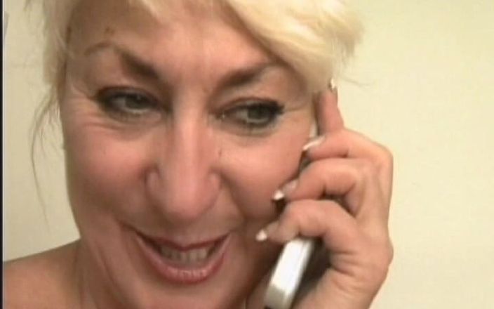 Filles Francaises: Una perfetta nonna francese succhia il cazzo fino al grande...