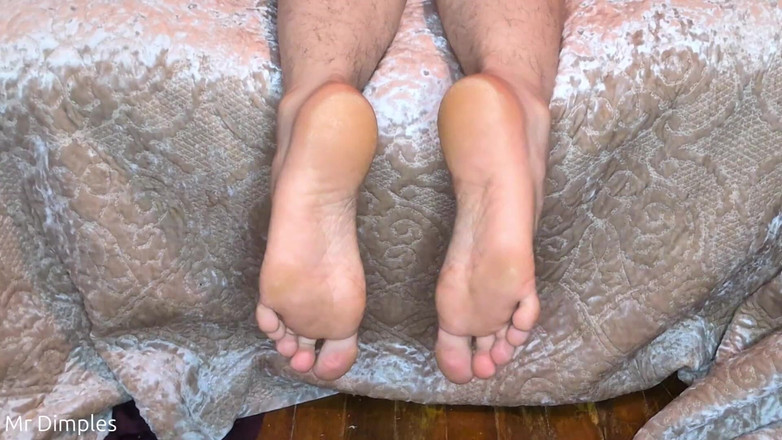 Mr Dimples: 炫耀我的袜子和脚底！