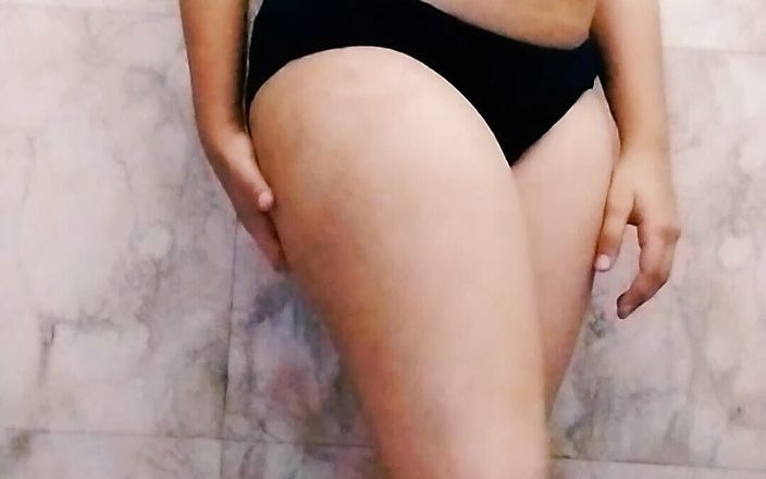 Riyathakur: 热辣的印度男友分享他的女友