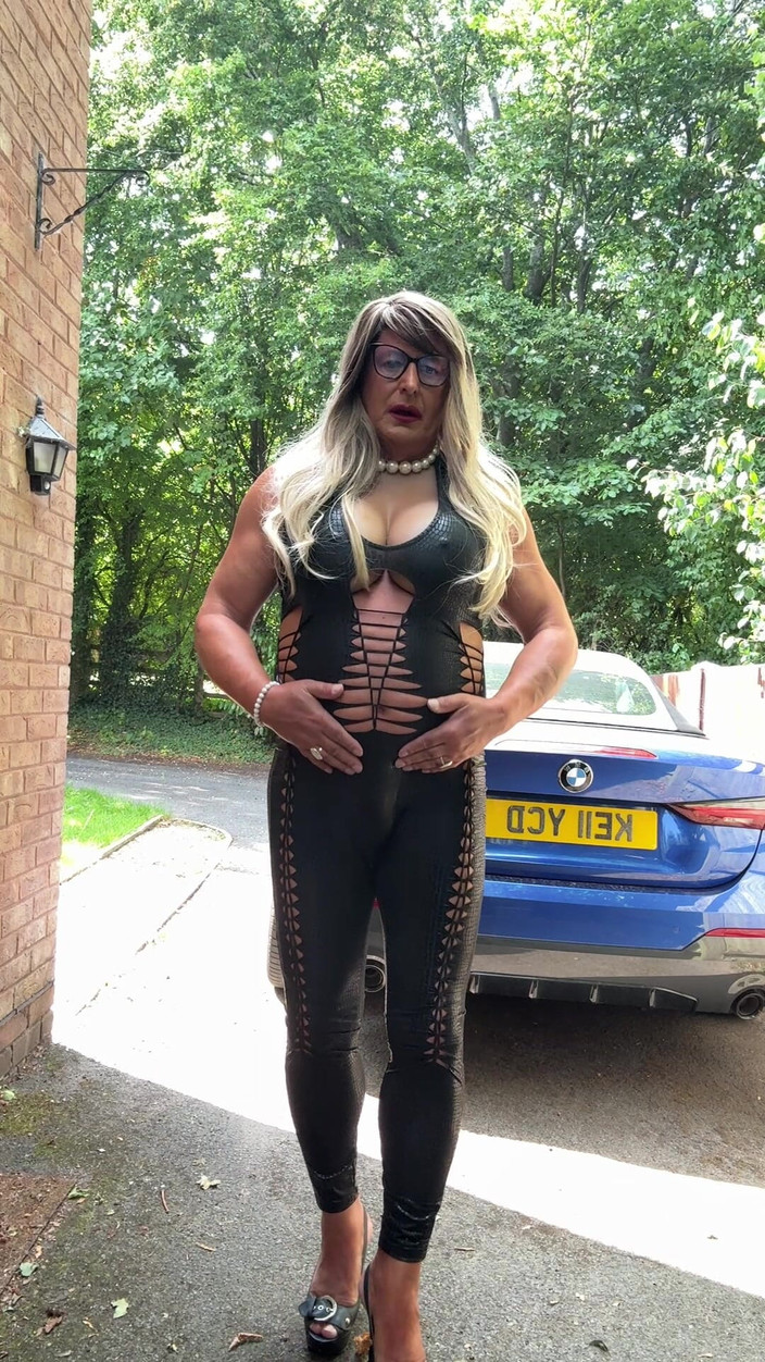 Kellycd2022: Sexy crossdresser kellycd2022 trong pvc đen catsuit và giày cao gót