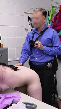 Indica, streameuse irl, se fait prendre en train de vol à l’étalage et se fait baiser par un agent de sécurité pour aller libre