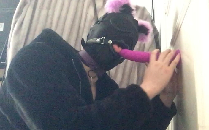 KezzaFurCoat: Încerc noile mele jucării în haina mea de blană neagră.