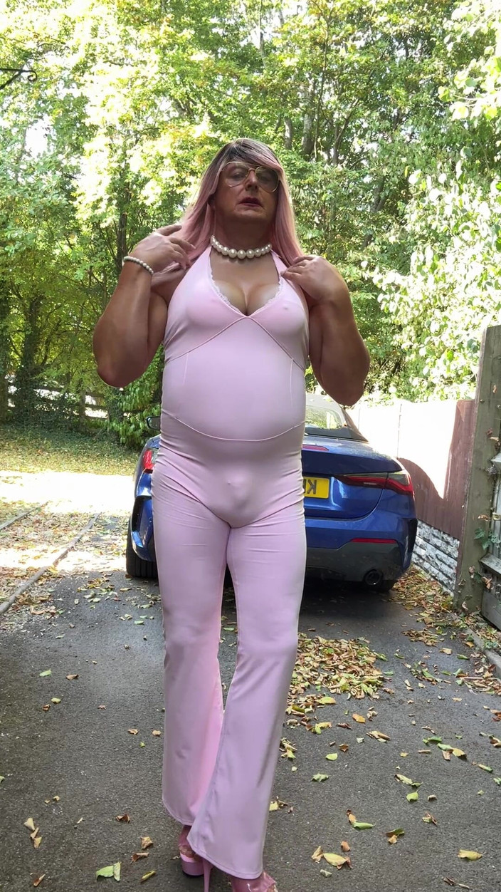 Kellycd2022: 핑크 점프수트와 힐을 신은 크로스드레서 Kellycd2022