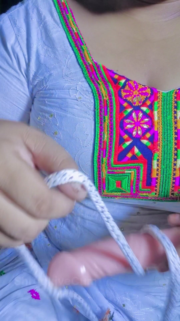 ShrutiLiveCum: Vestido blanco, madrastra india, estado de ánimo cachondo, coño con consolador...