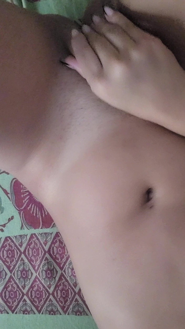 Carolzinha: Ateşli minyon kızın amatör mastürbasyonu