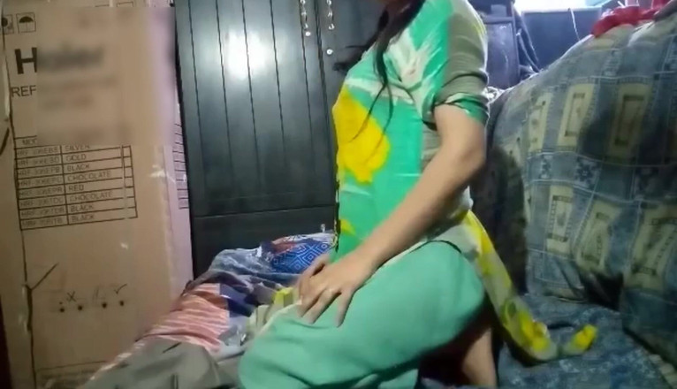 Dasi couple: Paquistaní sola en casa